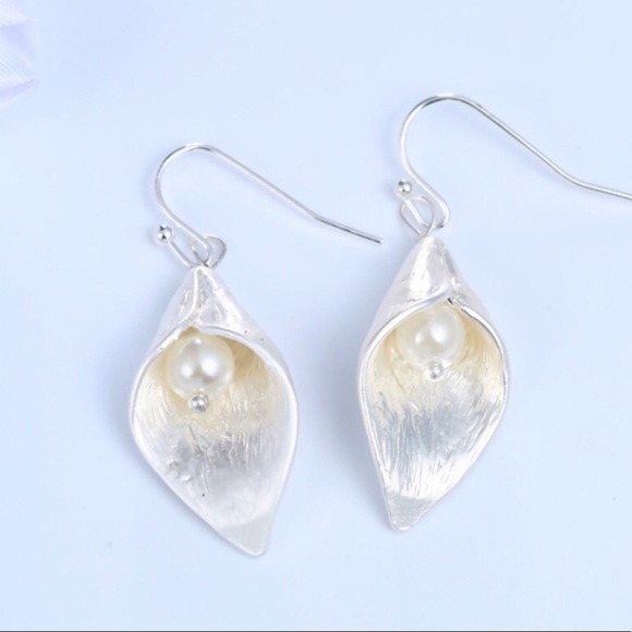 🎁 Gold Pearl Calla Lilly Earrings - Picture 6 of 7